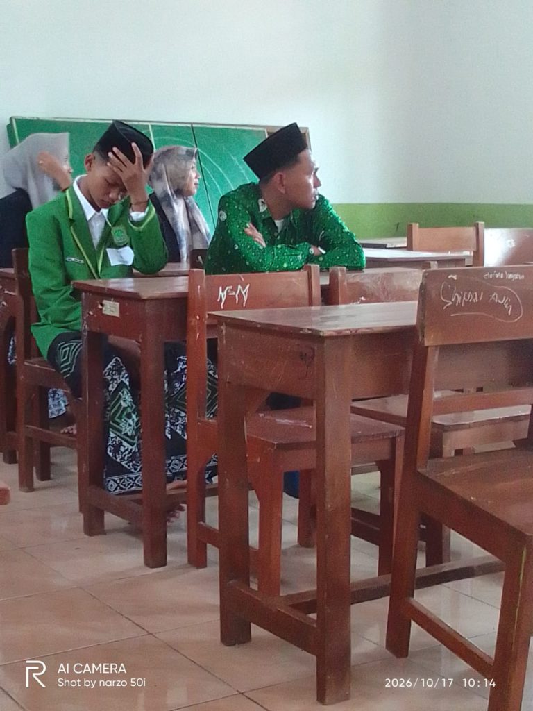 Danial Ahmad Zakka, siswa kelas IX A MTs Al-Istiqomah, sedang menunggu giliran untuk mengikuti Lomba Membaca Kitab Kuning Safinatun Najah dalam rangka memperingati Hari Santri tingkat Kecamatan Banyuputih